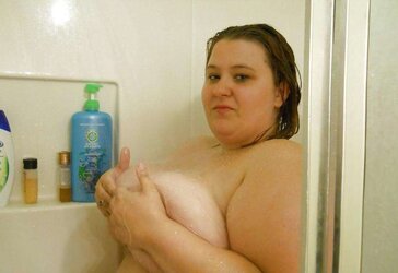 PLUMPER Teenager - Shower Time!