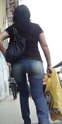 Rica colita de flaca en denim