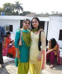 Pakistani and Indian College And School Femmes Photos