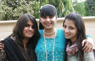 Pakistani and Indian College And School Femmes Photos