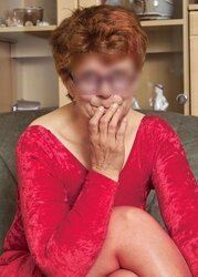 Geile Oma in ROT vor meiner Kamera