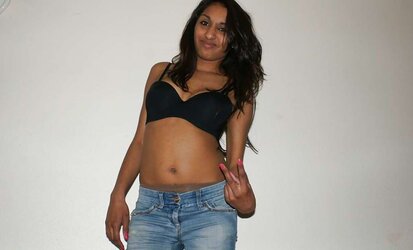 Smallish salope de tout juste 18ans (just 18yrs)