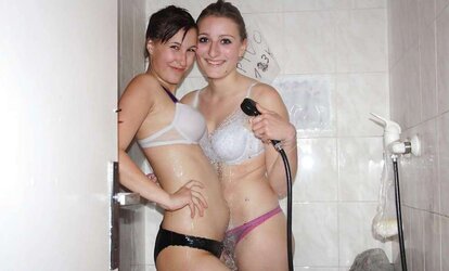 CANDID UPSKIRT voyeur teenagers public demonstrating undies knickers