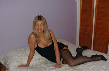Mature mummy Sandy - fishnet pantyhose and chocolate