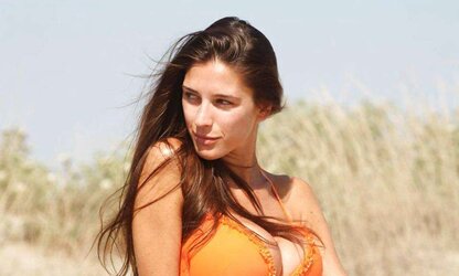 Modella tettona italiana