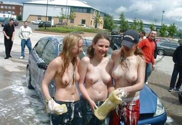 TRULY STEAMY LADIES IN PUBLIC