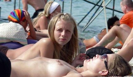 TRULY STEAMY LADIES IN PUBLIC