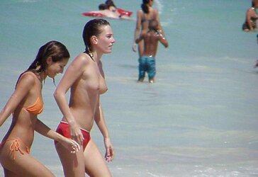 TRULY STEAMY LADIES IN PUBLIC