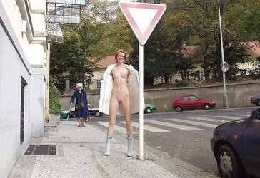 TRULY STEAMY LADIES IN PUBLIC