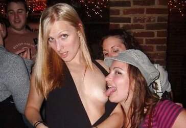TRULY STEAMY LADIES IN PUBLIC