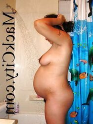 8 month pregnant cootchie