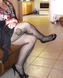 Mature Legshow