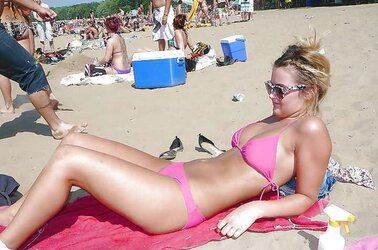 Bikinili Kizlar