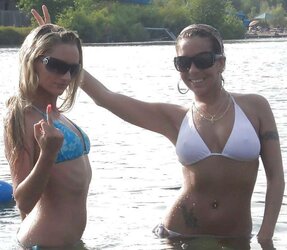 Bikinili Kizlar