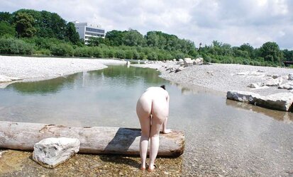 Nacktes reifes Weib am Fluss