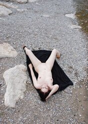 Nacktes reifes Weib am Fluss