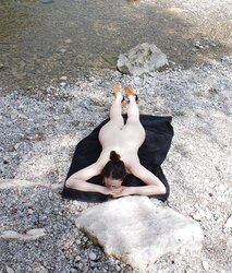 Nacktes reifes Weib am Fluss