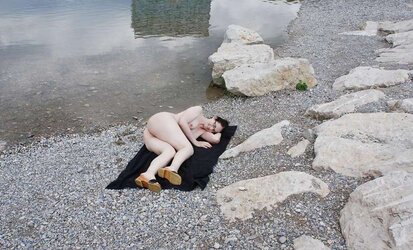 Nacktes reifes Weib am Fluss