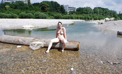 Nacktes reifes Weib am Fluss