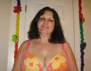 Older PLUMPER MUMMY (sans her daughter this time)