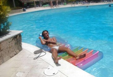 Stole Vacation Photos - Nice Black-Haired