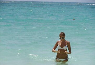 Stole Vacation Photos - Nice Black-Haired