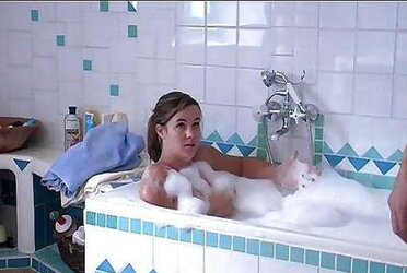 JUNGE ERICA IM BADEZIMMER