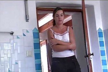 JUNGE ERICA IM BADEZIMMER