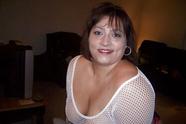 PLUMPER HottwifeMacy poses in white