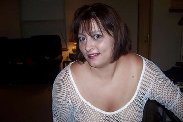 PLUMPER HottwifeMacy poses in white