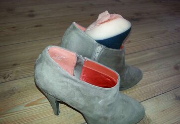 High High-Heeled Slippers and Boogina