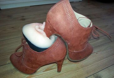 High High-Heeled Slippers and Boogina