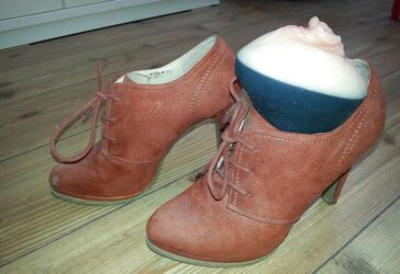High High-Heeled Slippers and Boogina