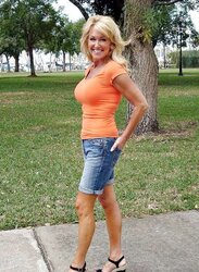 Stunning mature femmes 109( clothed)