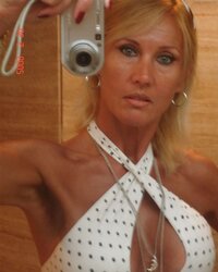 Stunning mature femmes 109( clothed)