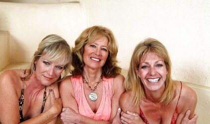 3 mature gal do striptease.