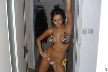 Nabilla position nue