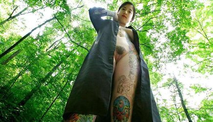 TATOOED YAKUZA HONEY NAKED IN THE WOODS - londonlad