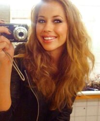 Smiling femmes!