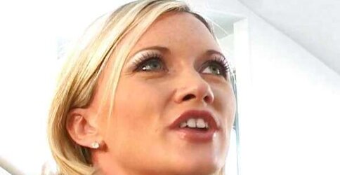 2 blondes sharing a yam-sized fuck-stick