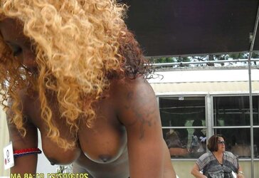 Black gals at Nudes a Poppin