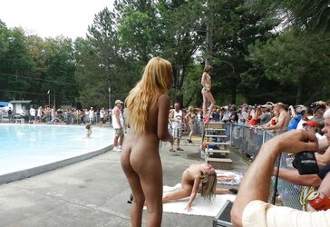 Black gals at Nudes a Poppin