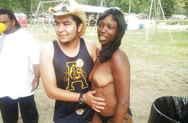 Black gals at Nudes a Poppin