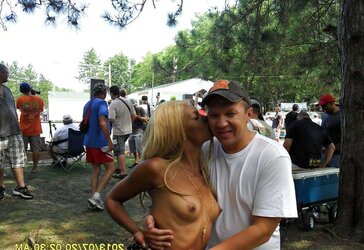 Black gals at Nudes a Poppin