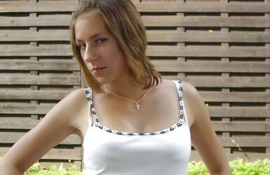 Nackt im Dorf- das kleine Teenyluder nackt im Dorf