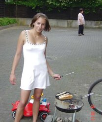 Nackt im Dorf- das kleine Teenyluder nackt im Dorf