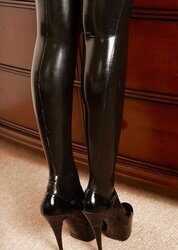 Chicks in lycra or latex leggings