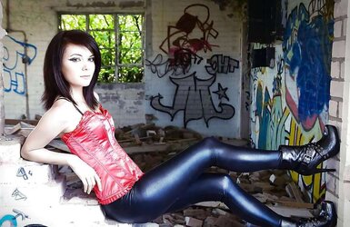 Chicks in lycra or latex leggings