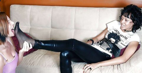 Chicks in lycra or latex leggings