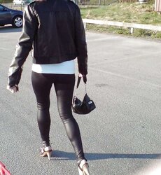 Chicks in lycra or latex leggings